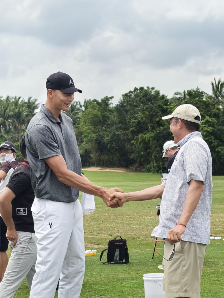 2026世界杯投注app下载-好久不见！易建联现身观澜湖高尔夫比赛 面带笑容心情不错